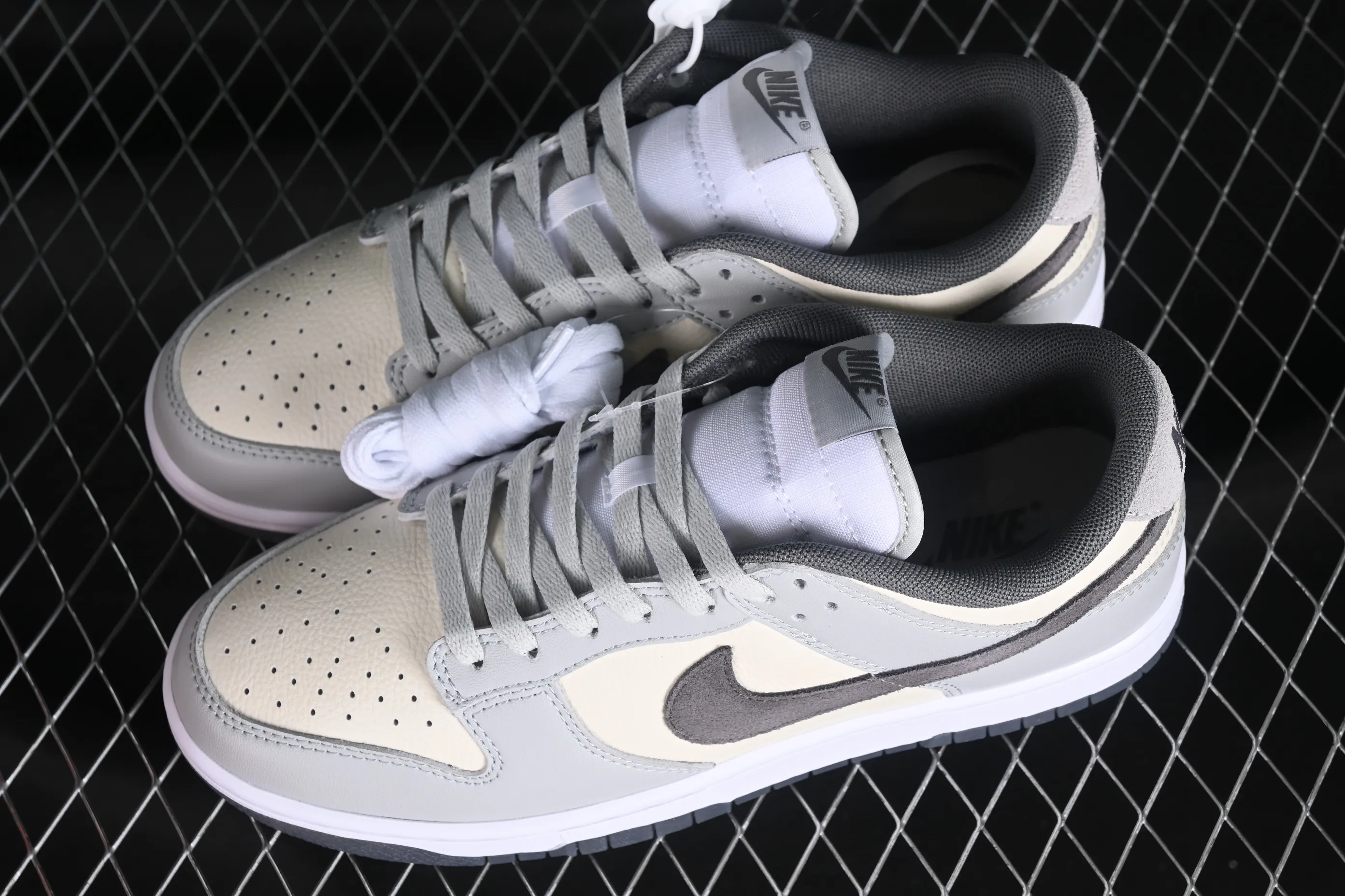 All Categories Nk SB Dunk Series Nk SB Dunk Low Low-top sneakers Nk Dunk Low "Light Carbon"​ Simple gray and white SB low-top casual sneakers FJ4188-100